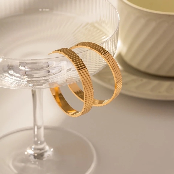 18K Gold Plated *Classic Texture* Large Hoop Earrings - Picture 4 of 10